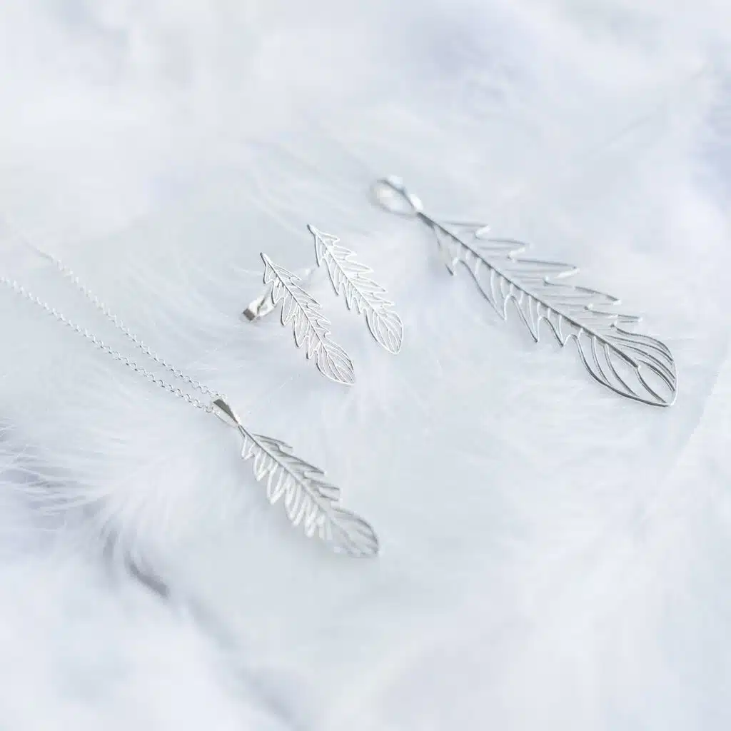 Outline Feather Necklace