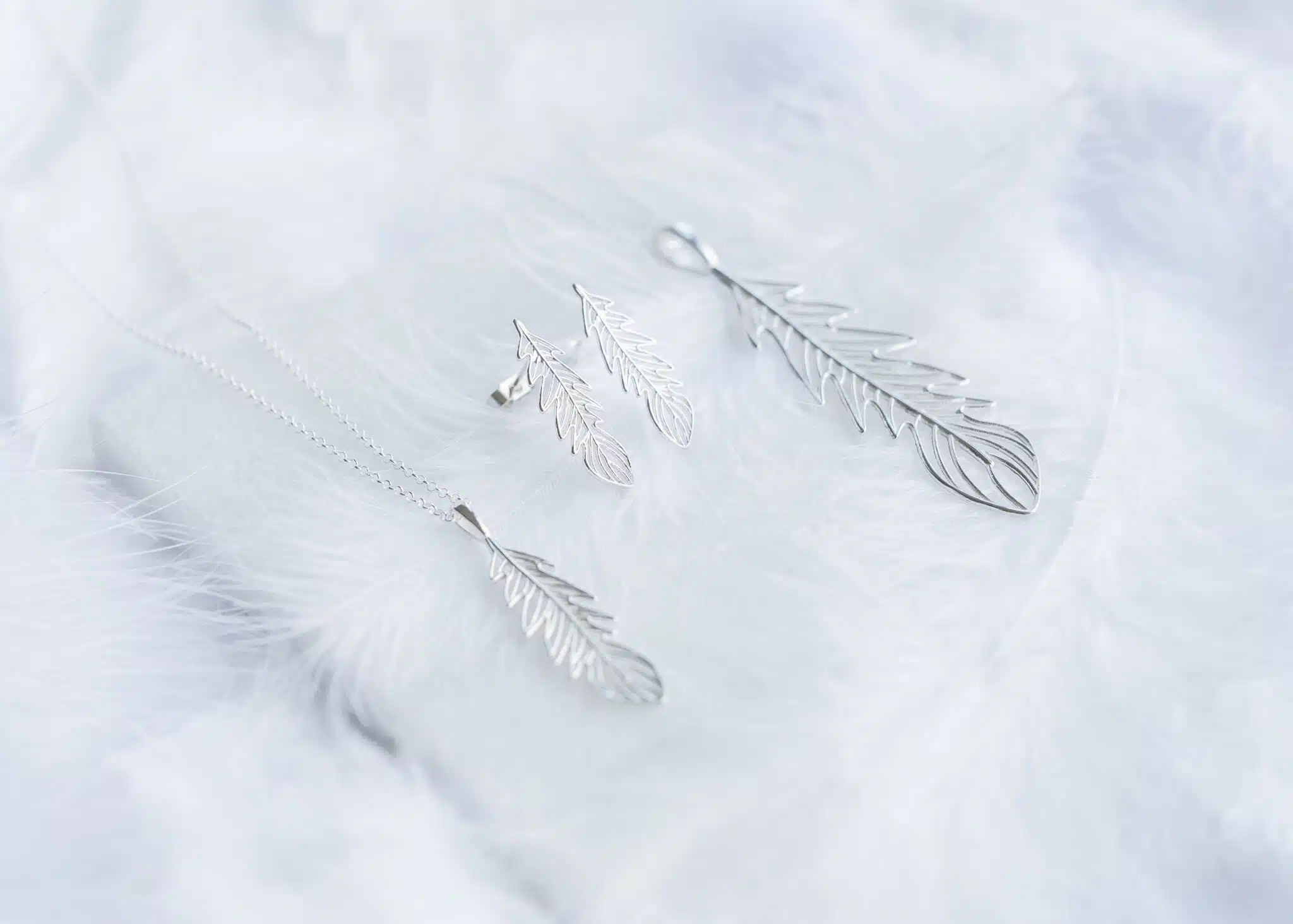 Outline Feather Necklace